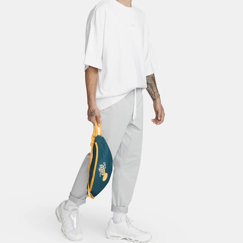 Nike Полиэстеровая поясная сумка кроссбоди обычного размера мужская расцветки «геода» (teal) с принтом «солнечные часы» (sundial) и «пазл» (puzzle) в стиле кэжуал FB2848-381