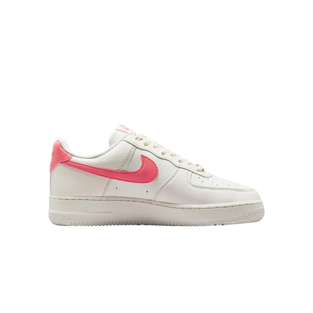 Nike Кроссовки женские Air Force 1 07 SE Next Nature Sail Hot Lava кремовые металлик-серебристые DV3808-110