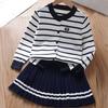 Детский комплект одежды Полосатый вязаный кардиган Плиссированная юбка Милый наряд для девочек в возрасте 5-12 лет Осенне-зимний детский свитер
