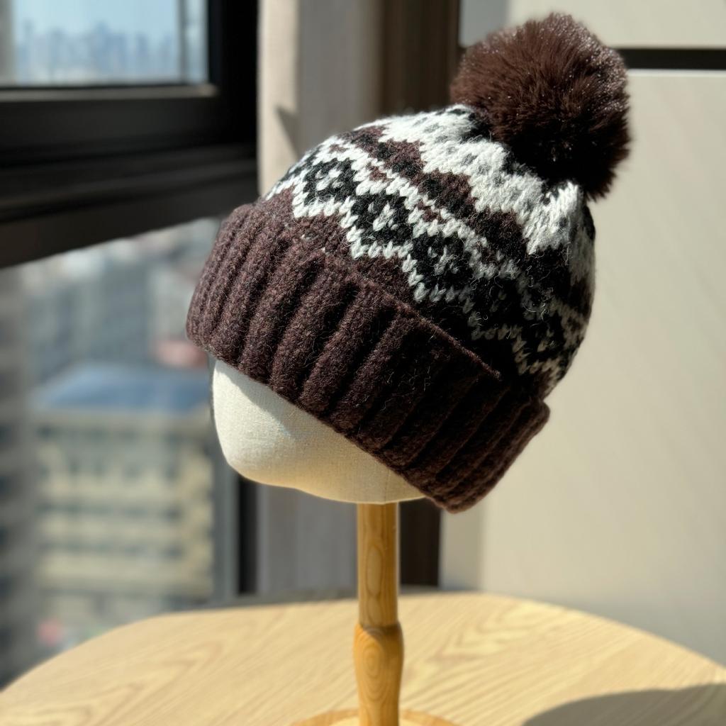 Рождественская шерстяная шапка Fair Isle для женщин, зимняя теплая и милая шапка с меховым помпоном для защиты ушей, модная холодная шапка