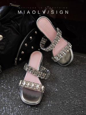 Серебряные классные тапочки женская летняя верхняя одежда 2024 новый стиль с юбкой стразами толстый каблук односложные тапочки