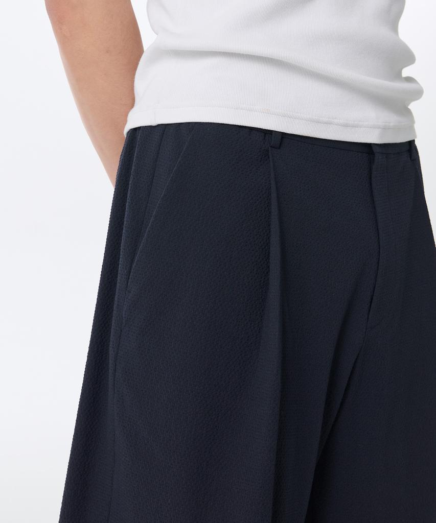 MUSINSA STANDARD Seersucker One-Pleat Wide Banded Shorts [Navy]