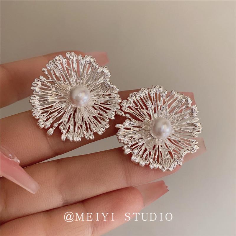 Французские ретро металлические серьги-пусеты в виде цветов - Стильный, высококлассный дизайн для лица, которое выглядит меньше.