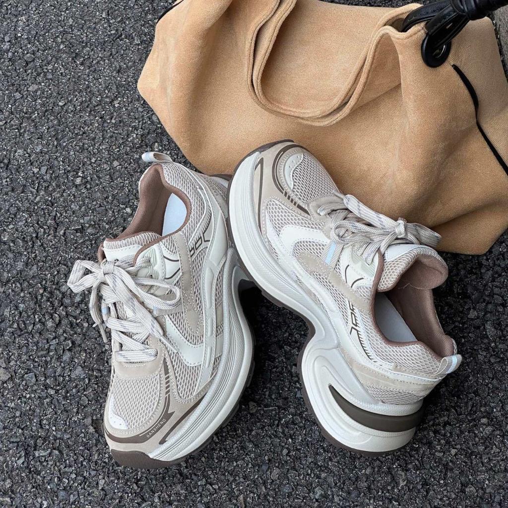 Кожаные кроссовки в корейском стиле для женщин, новинка осени 2025 года, на толстой подошве, с увеличением высоты, легкие и не утомляющие, универсальная повседневная спортивная обувь