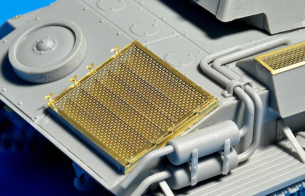 MiniArt Легкий танк Специальное издание с 5 фигурами советских танкистов Пластиковая модель 1/35 Т-70М