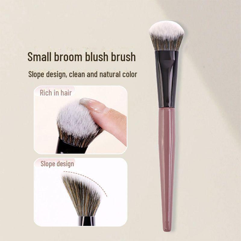 Кисть для жидких румян и контуринга с мягким ворсом — кремовый и наклонный дизайн