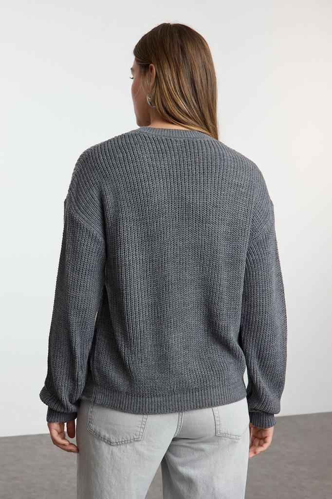 Женский модный стильный свитер бежевого цвета с кружевом и разрезом с круглым вырезом и детальным трикотажным свитером