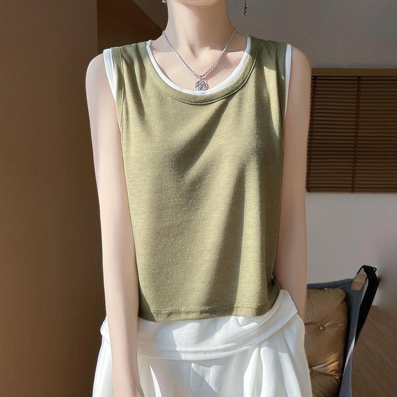 Этот летний двухслойный трикотажный жилет без рукавов из двух частей — универсальный топ с застежкой на бретельках и низким круглым вырезом