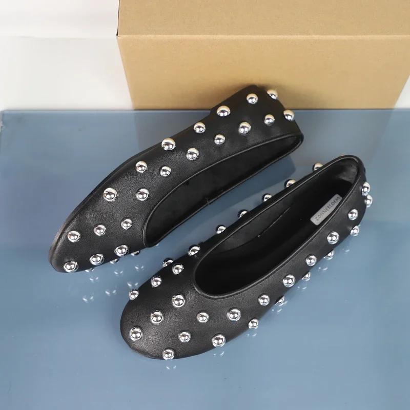 Модный дизайнер Весенняя женская повседневная обувь Черные заклепки Мягкая кожа Винтажная Удобная Неглубокая Уличная Обувь Слипоны Женские Балетки