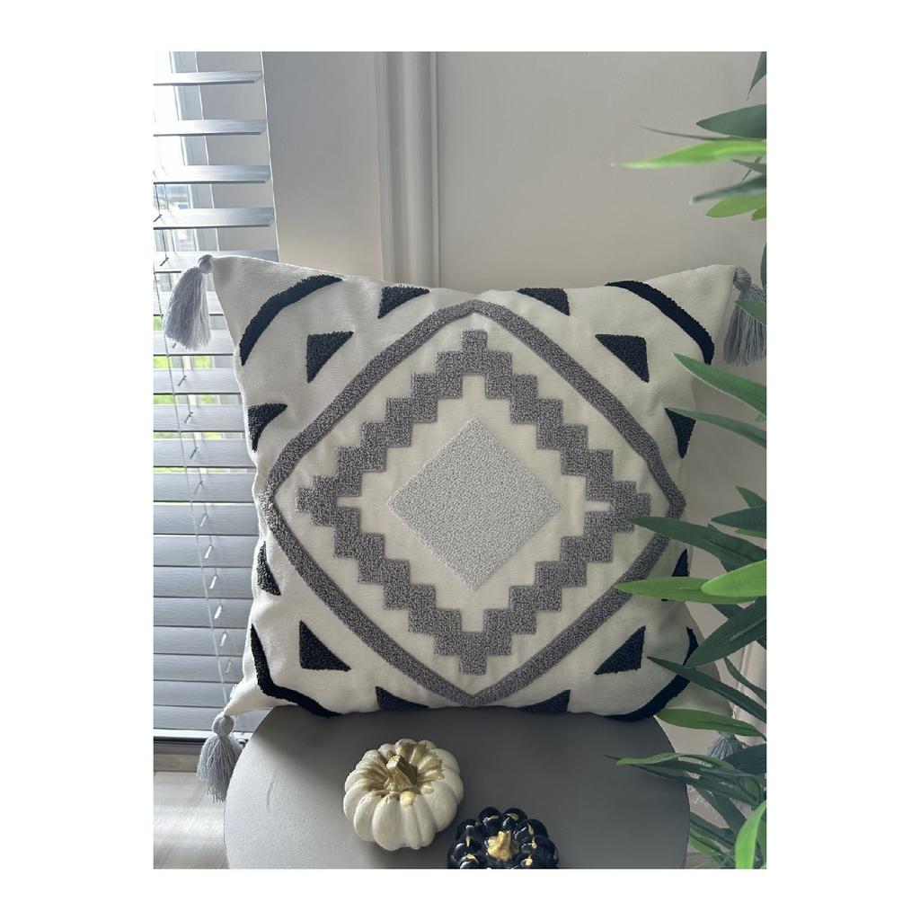 2pcs Throw Pillow Covers With Punch Embroidery