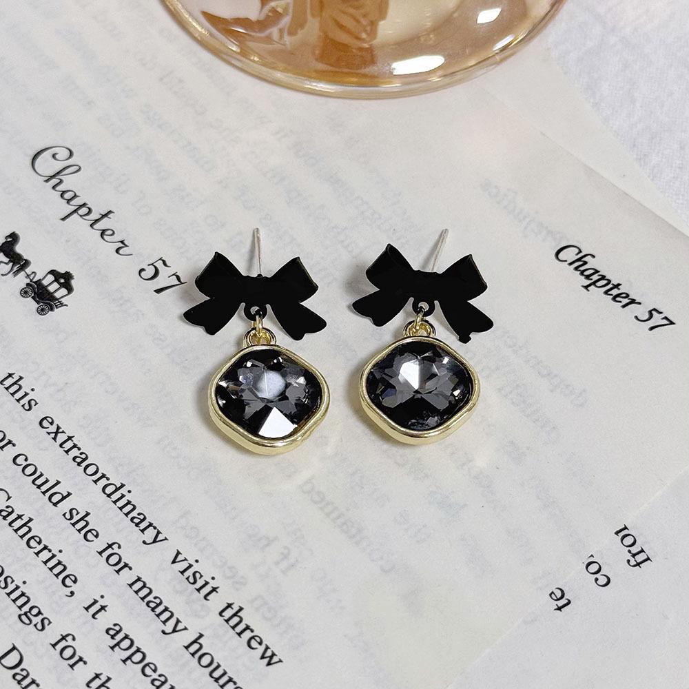 «Серьги-бантики из серебряных игл с жемчугом и цирконием»: Нишевый дизайн, стильный и универсальный, легкий роскошный аксессуар высокого класса.