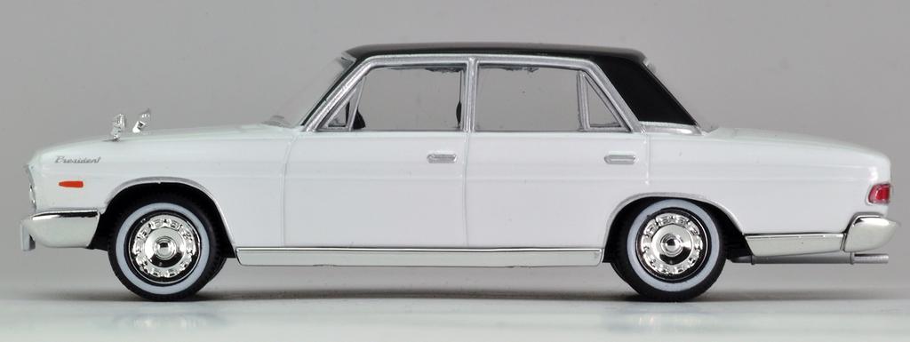 Tomica Limited Vintage Nissan President B Спецификация Завершенный продукт 1/64 LV-164b (Белый черный)