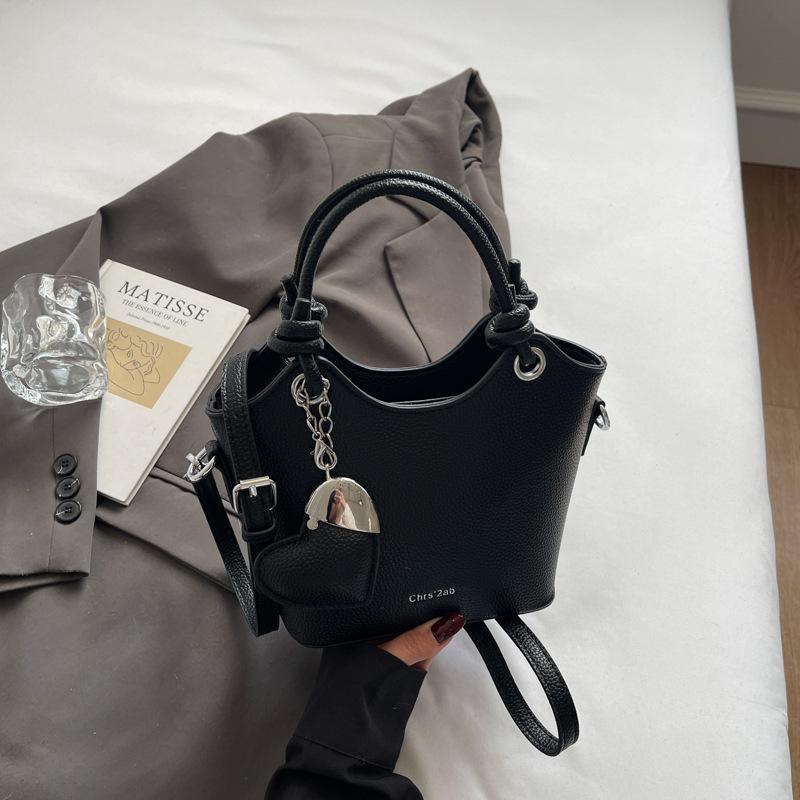 Летняя популярная маленькая сумка женская 2025 новая модная универсальная на плечо, сумка-мессенджер, супер огонь, портативная сумка-ведро