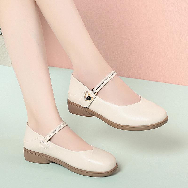 Модные Новые Летние Стильные Туфли с Открытым Мыском на Низком Каблуке для Мамы Удобные Женские Туфли Одинарки Мягкая Подошва Плоские Кожаные Туфли на Одной Пуговице