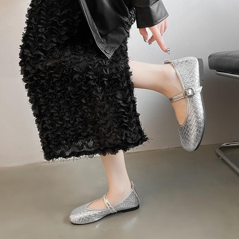 Мода 2025  Женские темпераментные туфли на плоской подошве  Ретро пряжка Мягкая подошва Одинарные туфли с юбкой Модные удобные одинарные туфли для通勤