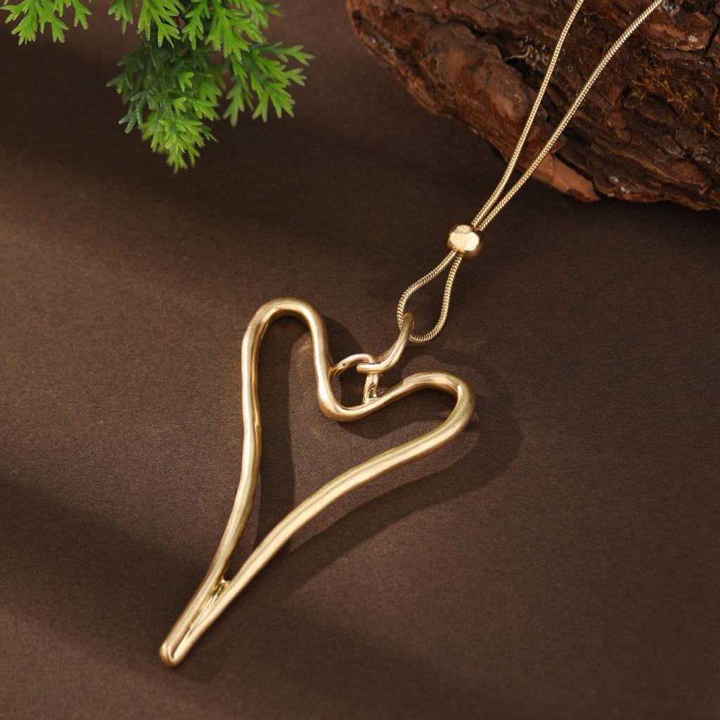 Новый матовый полый геометрический кулон в виде сердца, женское простое высококлассное колье с застежкой-пуговицей в форме сердца