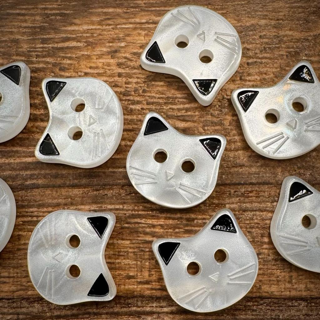 10Pcs Cute Cat Buttons 12mm Small Kitten Head White Resin 2-hole Buttons Clothing Accessories