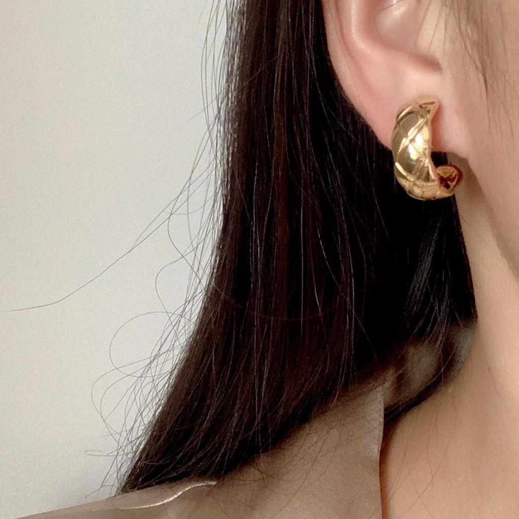 Серьги в клетку в холодном стиле: Непирсингованные клипсы на французской моде для женщин