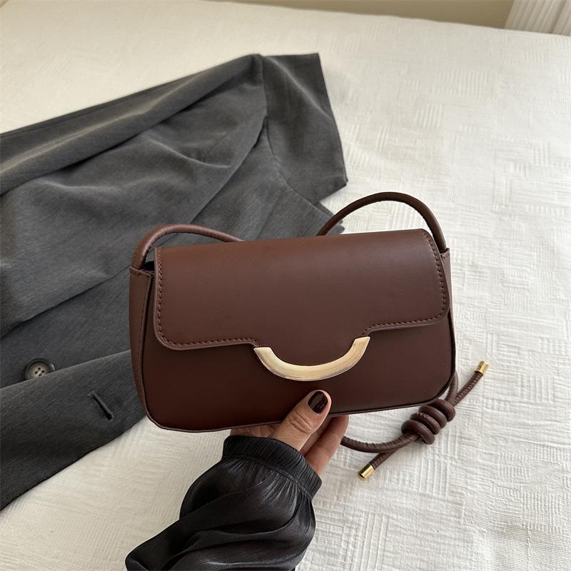 Простая и модная маленькая сумка, летняя новая сумка через плечо с нишевым дизайном, простая и модная маленькая квадратная сумка в тренде