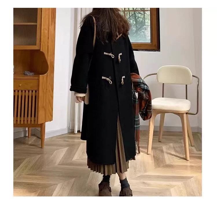 Стильное и модное однотонное шерстяное пальто с роговыми пуговицами для осени и зимы