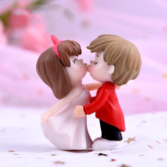 Resin Kissing Bride Groom Model Figurine Miniature Wedding Scenery Ornaments