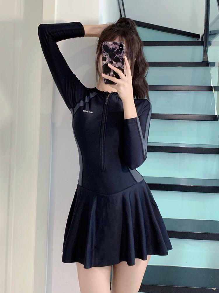 Женский цельный купальник с длинными рукавами