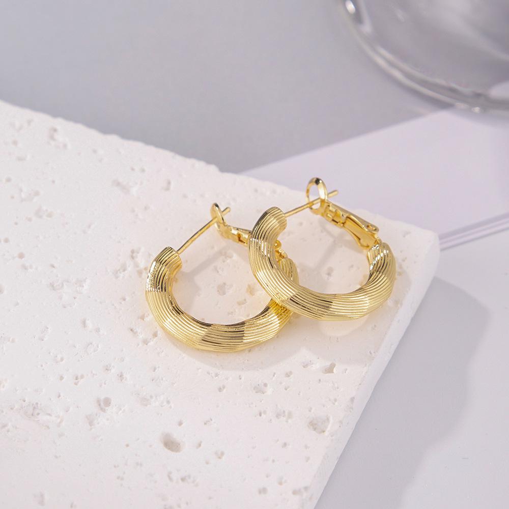 Серьги-иглы из серебра 925 пробы: Легкая роскошь, высококлассные пусеты и универсальный нишевый дизайн в виде колец для работы и стиля