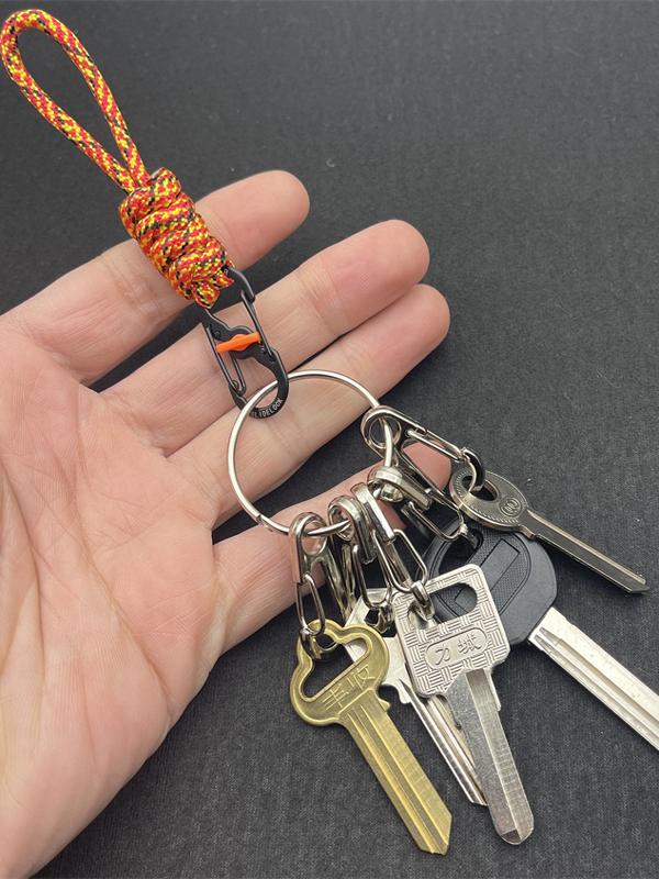 Компактный брелок-антивор из паракорда с запирающимся крючком и пряжкой «восьмерка» для использования на открытом воздухе
