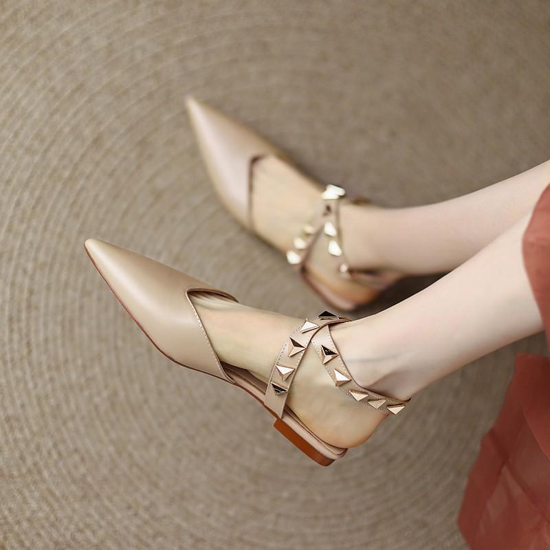 Модные французские темпераментные полуботинки женские сандалии 2024 года лета новые модные универсальные туфли с заклепками и плоской подошвой тренд