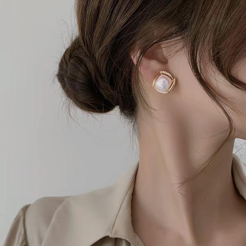 Версия Rhombus Имитация лошадиной чашки Жемчужина Серьги-клипсы Модные Высококачественные Легкие Роскошные Серьги Модный Темперамент Серьги Женщины