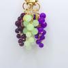 Брелок-подвеска ручной работы в виде винограда из бисера - Фиолетовый и зеленый стеклянный шарм для женских сумок