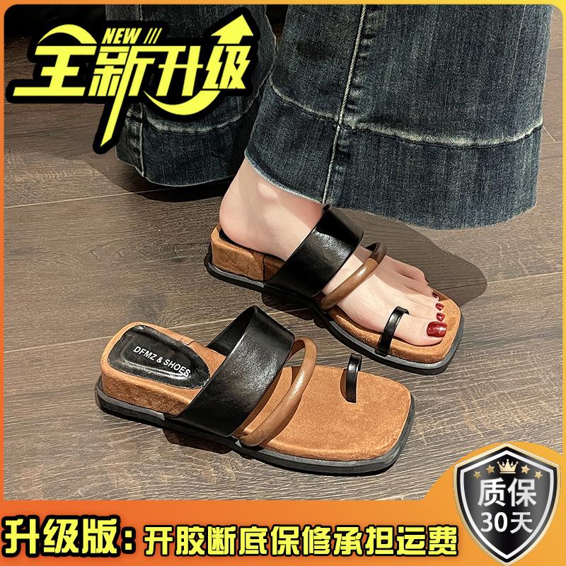 Французский простой темперамент танкетка толстая подошва закрытый носок крутые шлепанцы женские летние 2025 новые с юбкой римские сандалии