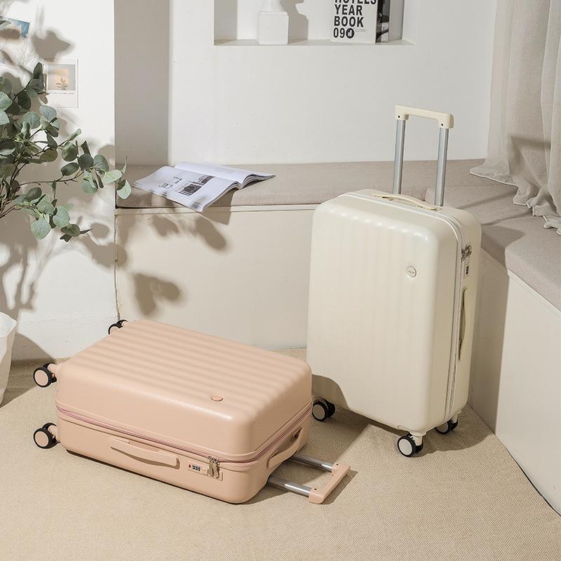 Легкий женский чемодан-спиннер 20 дюймов с подстаканником - Ручная кладь в свежем стиле