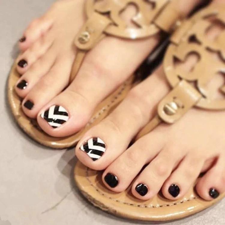 Press-On Toenail Art: Finished Nail Pieces and Wearable Patches