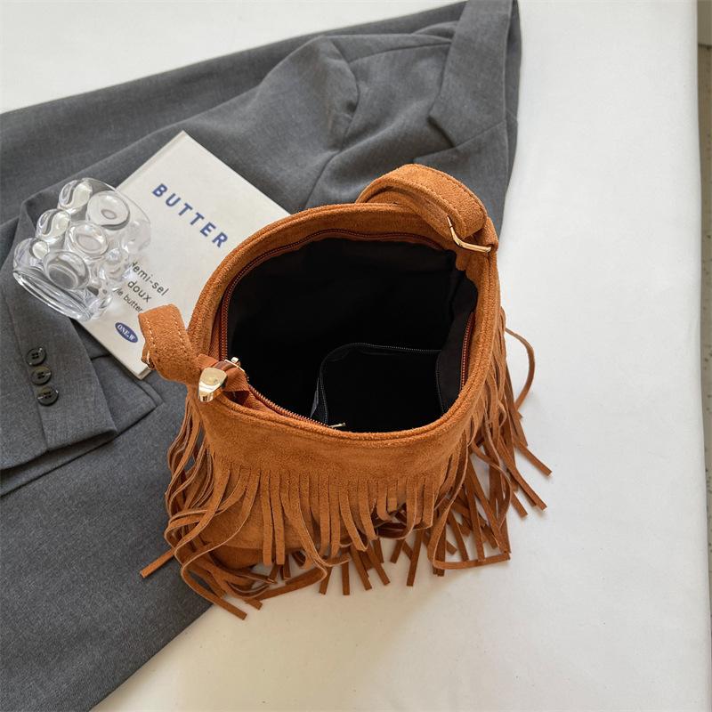 Женская сумка через плечо с кисточками через плечо