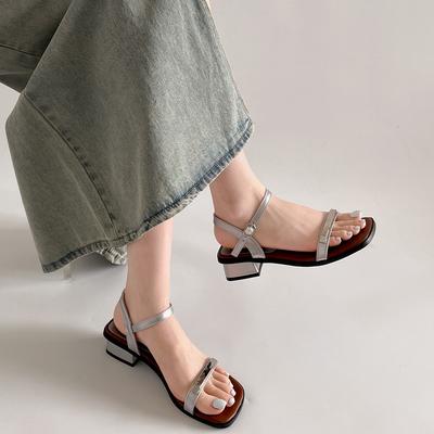 Темпераментный офисный взрыв серебристый ретро слово толстый каблук сандалии женские 2025 новый летний носить высококлассные сандалии