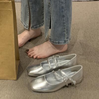 Красные туфли Мэри Джейн женские весна и осень 2025 новые толстые каблуки лакированная кожа французские туфли с юбкой неглубокий вырез одинарные женские туфли