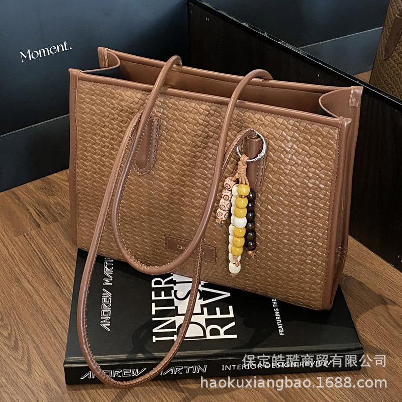 Retro woven bag women's large capacity 2025 new autumn and winter casual shoulder underarm bag popular commuter tote bag