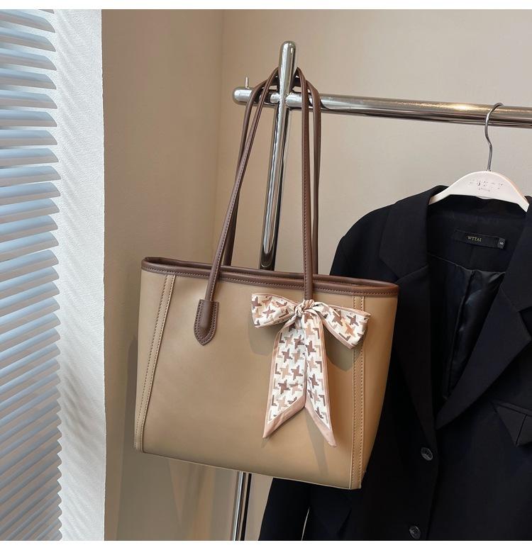 Сумка-тоут для通勤 для женщин большой вместимости 2025 новая осенне-зимняя повседневная универсальная высококлассная на плечо для покупок