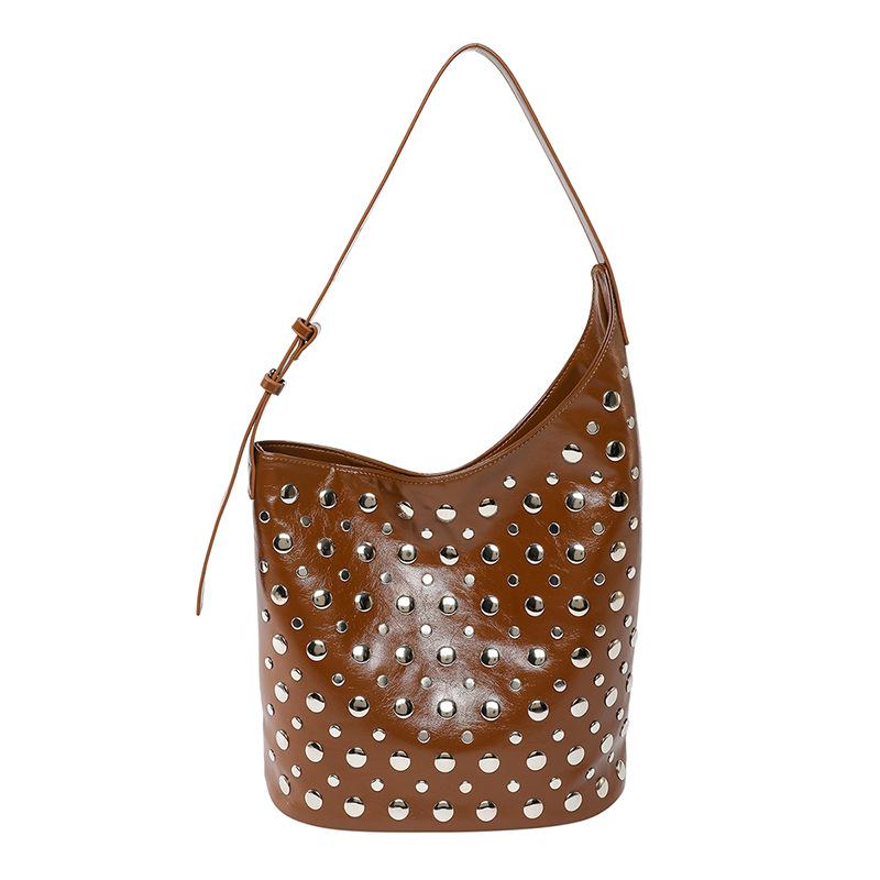 Женская сумка 2025 новая корейская версия модная сумка на плечо с заклепками большая вместимость повседневная универсальная сумка-ведро для ручной носки тренд