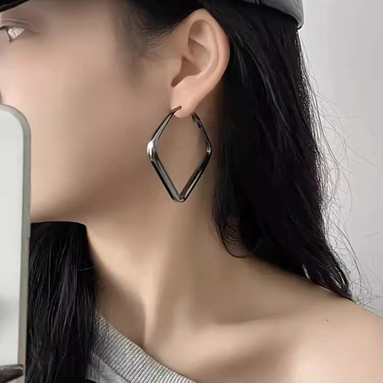 Темпераментные квадратные большие серьги-кольца для женщин