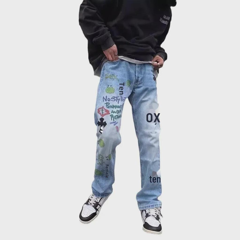 Унисекс-джинсы из стираного денима с вышитым граффити в виде красных губ на начало осени 2022 г.