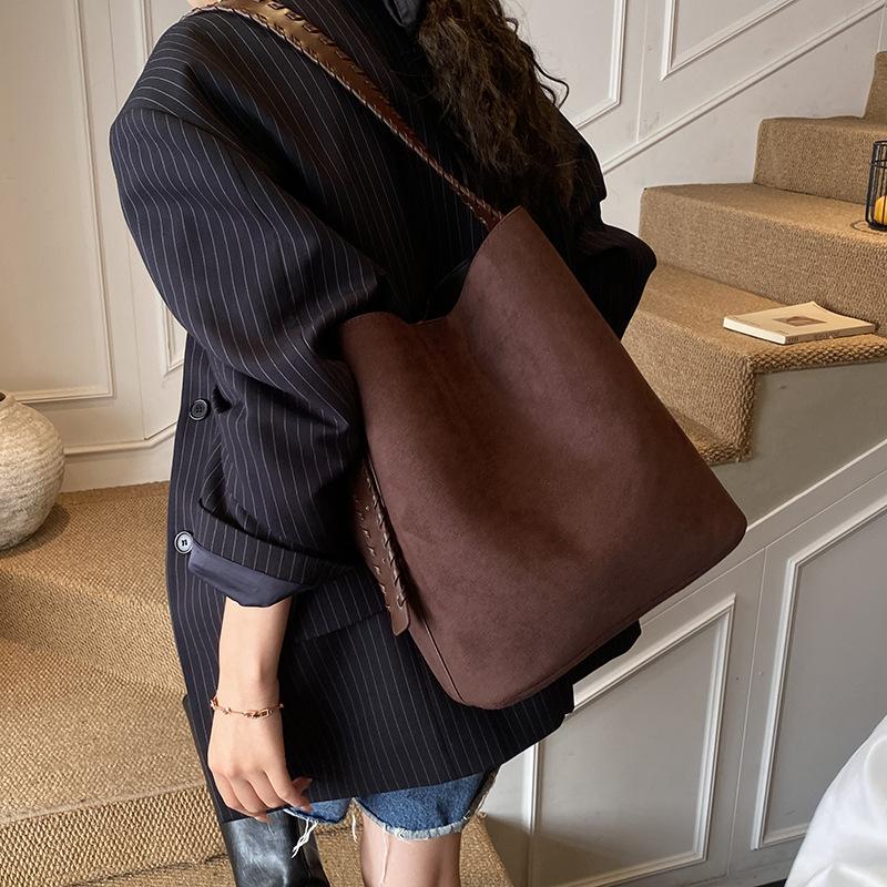 Повседневная сумка большой вместимости 2025 новая расслабленная женская сумка через плечо для поездок на работу модная плетеная сумка-тоут сумка-ведро