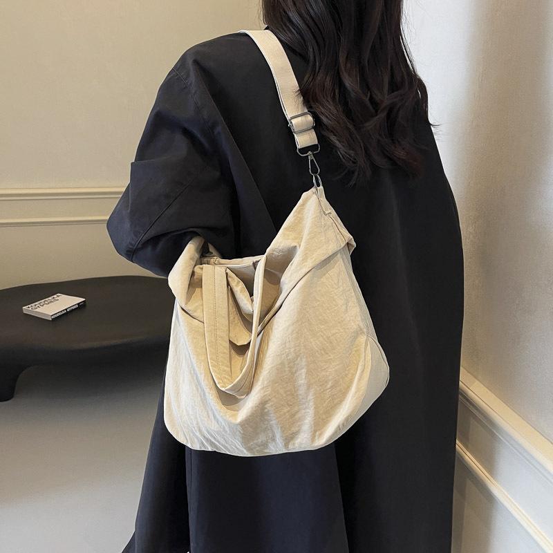 Nylon Cloth Bucket Bag Women'S Portable Versatile Big Bag With The Same Foreign Style One Shoulder Messenger Bag Tide