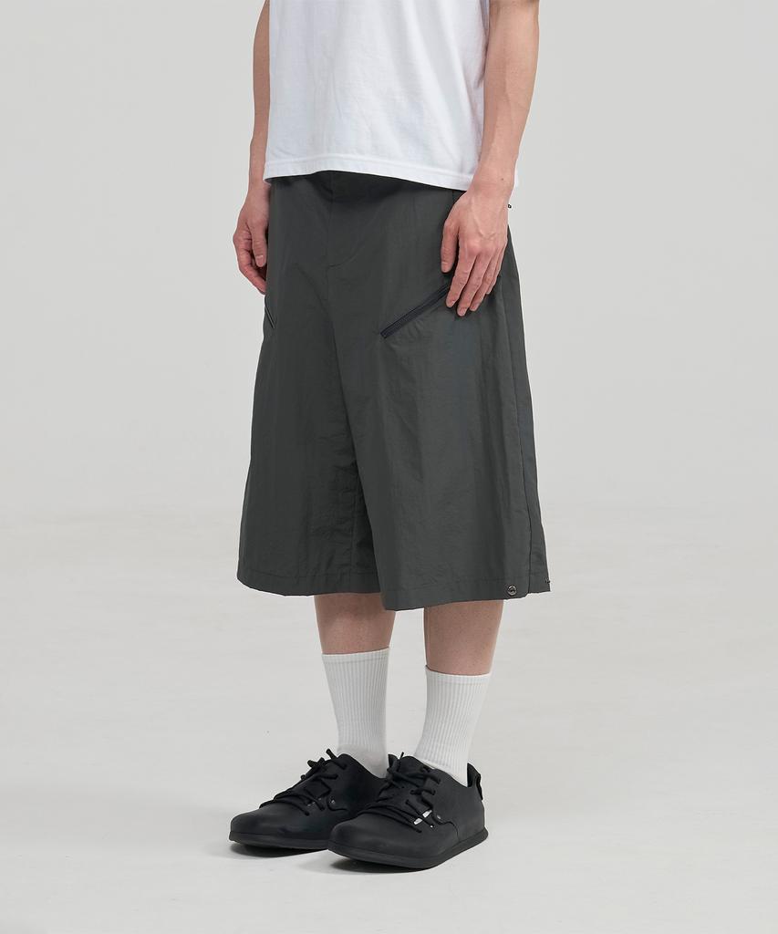 Joan Homme Nylon Bermuda Pants (Charcoal)