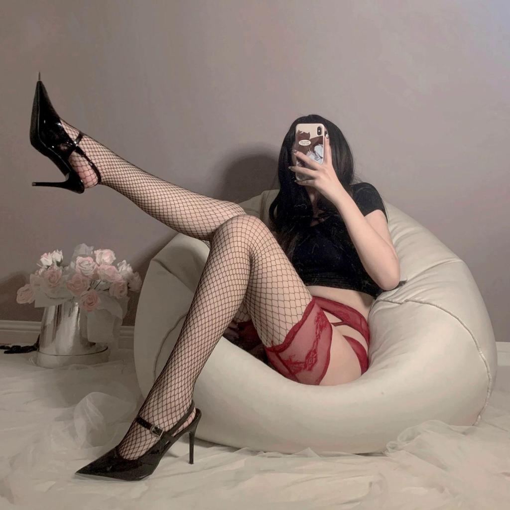 Кокетливый черный слитный чулок-подвязка до бедра с красной отделкой