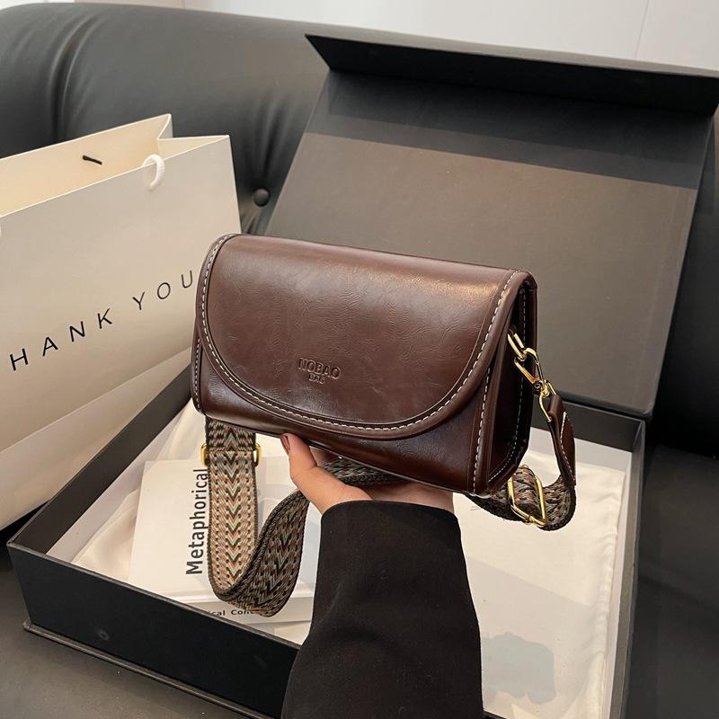 Модная женская сумка через плечо, универсальная широкополосная сумка, кожаная сумка через плечо, маленькая квадратная сумка с металлическим украшением, простая городская