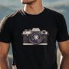 26 Футболка с винтажной камерой, Ретро-дизайн для фотографа, Галактика в объективе, Подарок для унисекс футболки