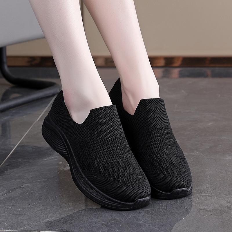 Women's shoes are breathable and comfortable to step on, with a fly woven mesh for lightweight and breathable casual sports shoes for children