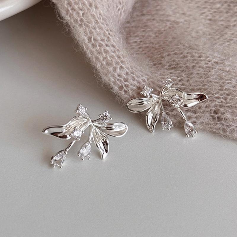 Exquisite Zircon Flower Stud Earrings for Women French Style Sweet Silver Color Star Ear Studs Simple Casual Versatile Jewelry